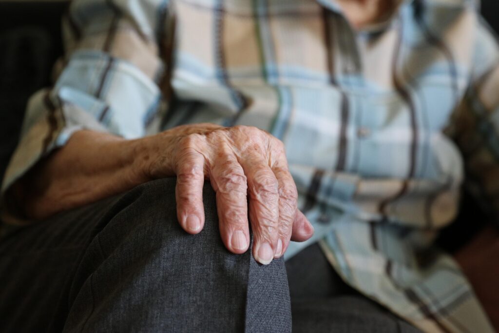 Succession personne seule Mains de personne agée