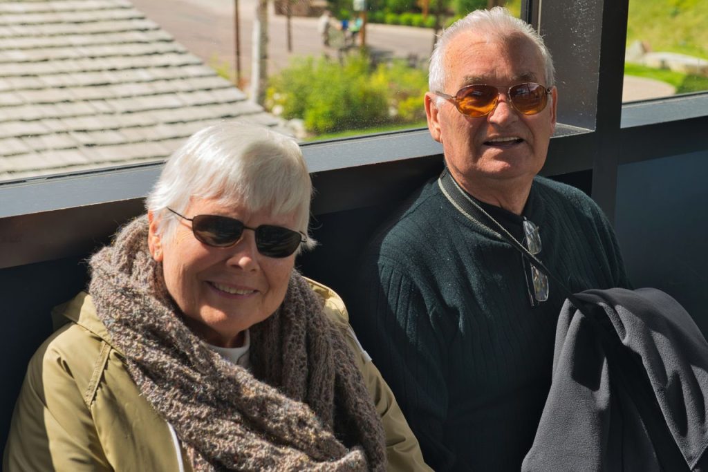 un couple de personnes âgées qui profitent de l'extérieur. Ils pensent à contacter leur notaire pour protéger le conjoint survivant