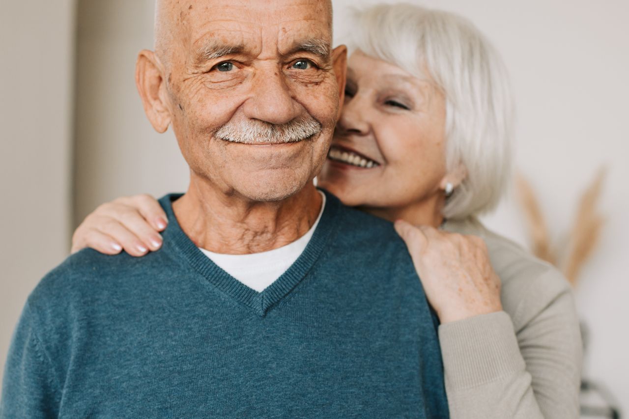 Joyful senior couple in an affectionate embrace, capturing love.